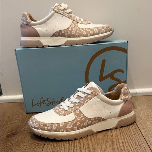 New in box Life Stride size 9.5 animal print 100% leather. Comfort walking sole. - Picture 1 of 6